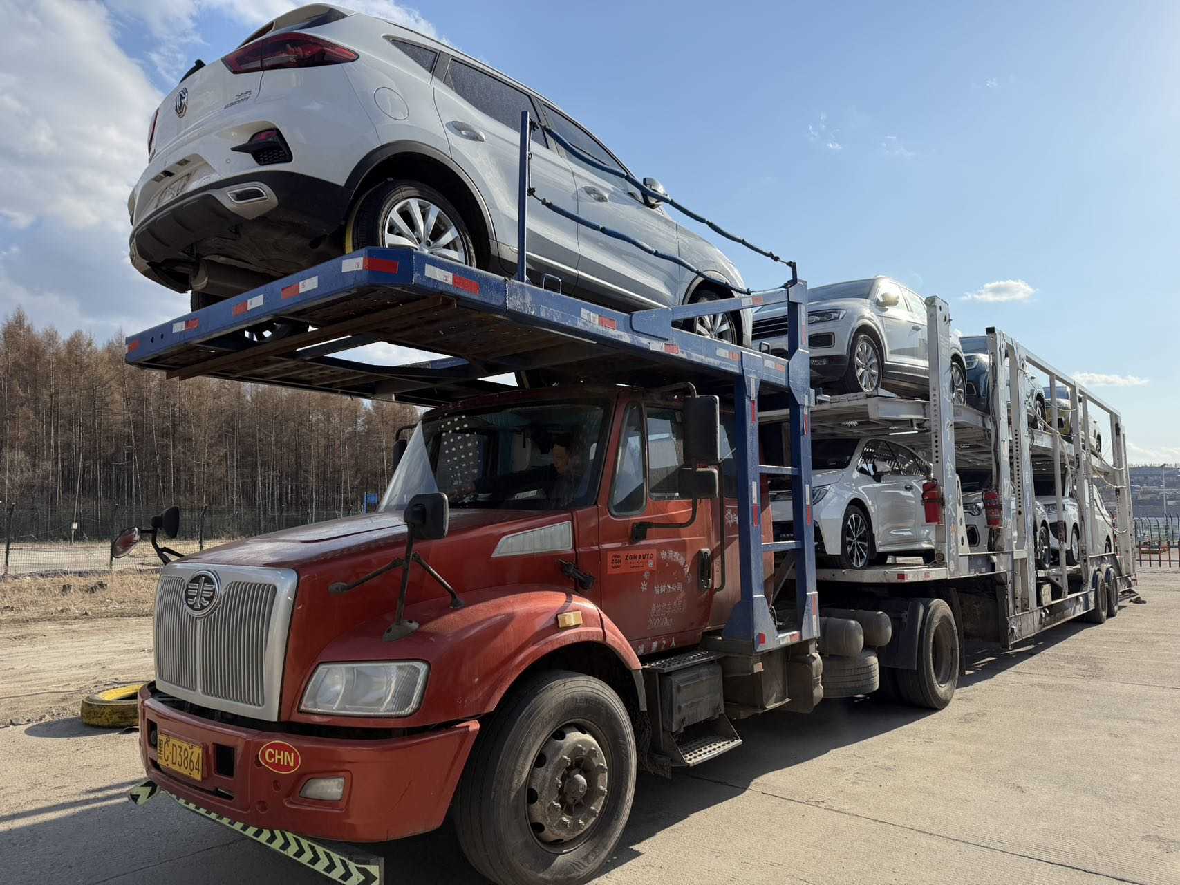 Автовоз с автомобилями для доставки